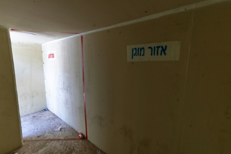 L'intérieur d'un petit abri anti-aérien à Majd al-Krum, dans le nord d'Israël, le 12 mars 2026