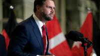 Le vice-président américain JD Vance écoute une question lors d'une conférence de presse dans le sud d'Israël, le 21 octobre 2025