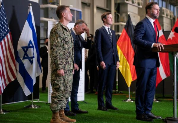 Le vice-président américain JD Vance s'exprime lors d'une conférence de presse dans le sud d'Israël, le 21 octobre 2025