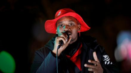 Rodrigue Petitot, président du Rassemblement pour la protection des peuples et des ressources afro-caribéens, s'exprime le 3 novembre 2024 à Paris lors d'une marche contre la vie chère dans les territoires ultramarins