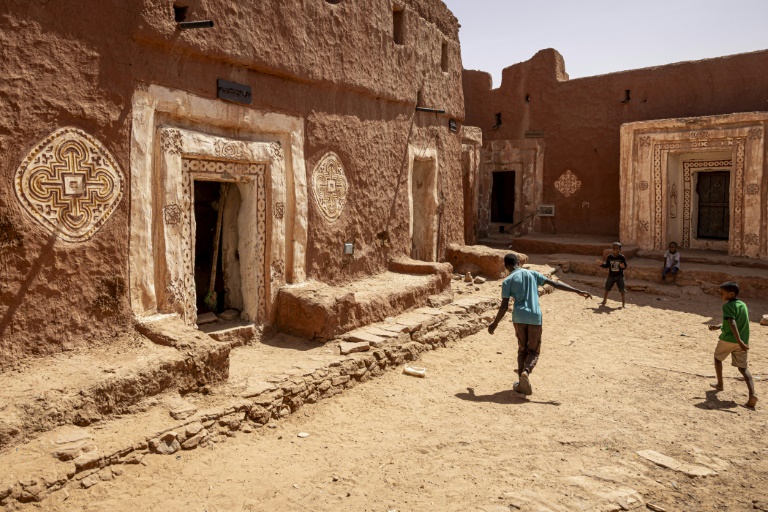 Des enfants jouent dans la ville médiévale de Oualata, le 4 avril 2025, en Mauritanie