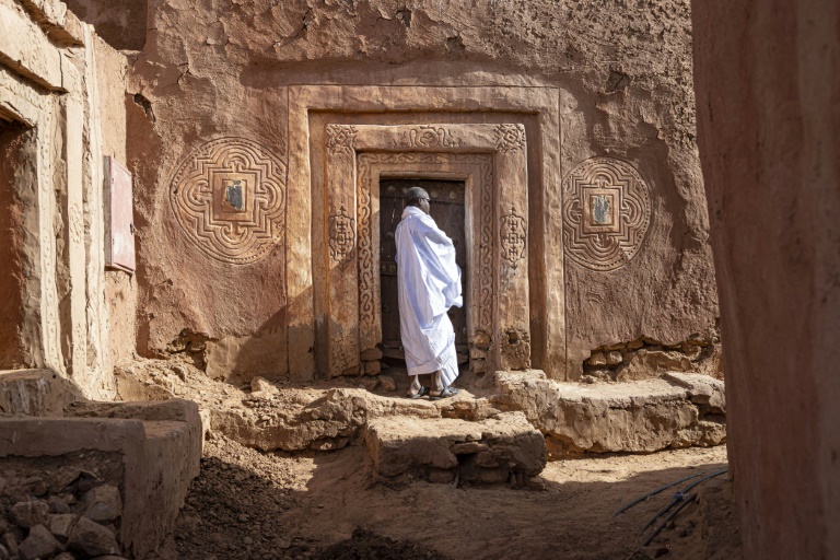 Mohamed Ben Baty entre dans sa maison, le 4 avril 2025, dans la ville médiévale de Oualata, en Mauritanie