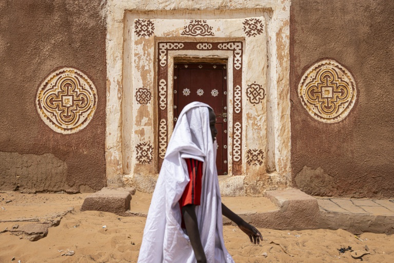 Un habitant passe près de la mosquée médiévale de Oualata, le 4 avril 2025, en Mauritanie