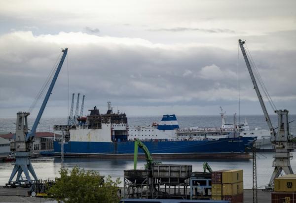 Le porte-conteneurs turc endommagé Lider Bordo Mavi, à quai au port de Trabzon après avoir été attaqué près du port russe de Touapsé, le 15 septembre 2026, en Turquie
