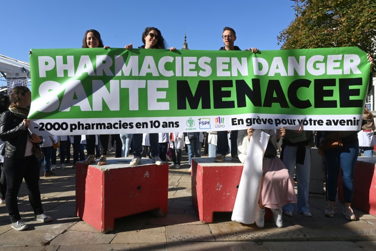 Manifestation au Mans le 18 septembre 2025 dans le cadre d'un mouvement national pour protester contre la décision du gouvernement, depuis suspendue, de réduire le plafond des remises sur les génériques
