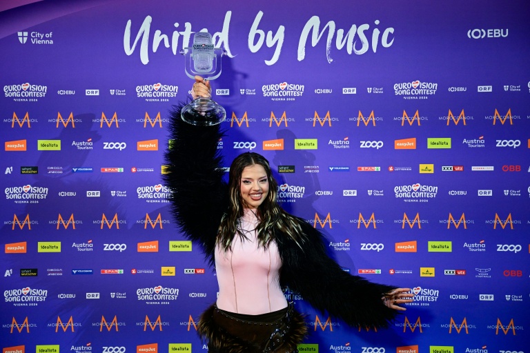 Darina Nikolaeva Yotova, alias Dara, représentant la Bulgarie, avec son trophée après avoir remporté la finale du concours de l'Eurovision à Vienne, le 16 mai 2026
