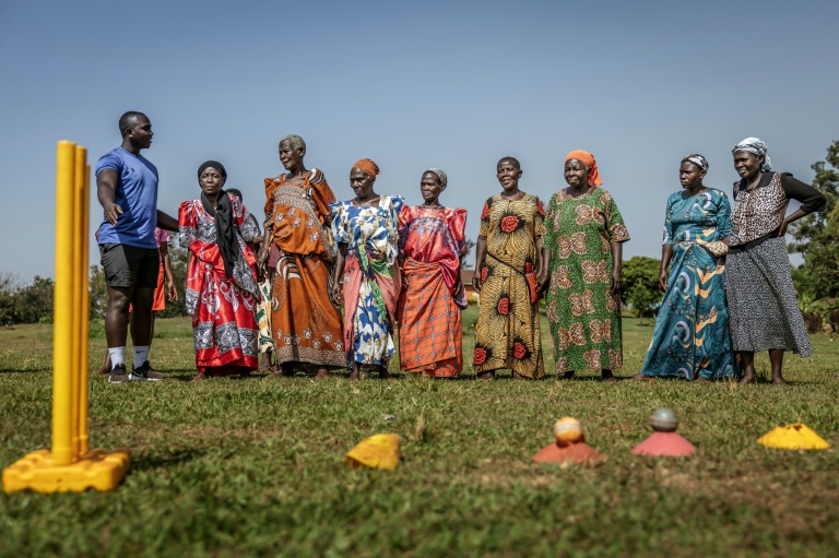 Des femmes âgées assistent à une séance d'entraînement au cricket dans le district de Jinja, le 10 janvier 2026, dans l'est de l'Ouganda