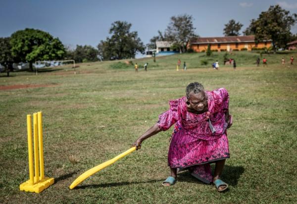 Une femme âgée joue au cricket dans le district de Jinja, le 10 janvier 2026, dans l'est de l'Ouganda