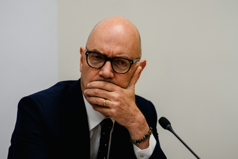 Le ministre français de l'Economie, Roland Lescure, tient une conférence de presse à Paris, le 6 mai 2026