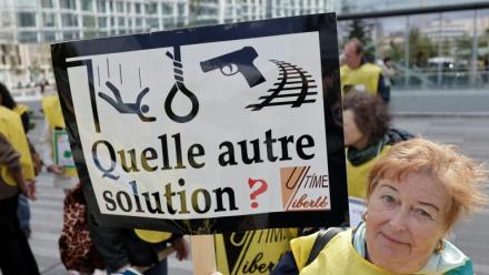 Manifestation de soutien à 12 militants du suicide assisté à l'ouverture de leur procès, le 15 septembre 2025 à Paris