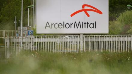 Vue du logo d'ArcelorMittal, le 24 avril 2025 à Indre (Loire-Atlantique)
