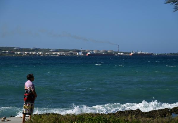 Une personne se tient sur la côte dans la baie de Matanzas, Cuba, le 30 mars 2026