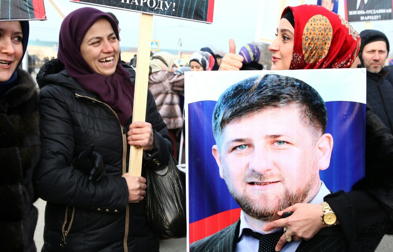 Des femmes tiennent un portrait du dirigeant tchétchène Ramzan Kadyrov à Grozny, le 22 janvier 2019