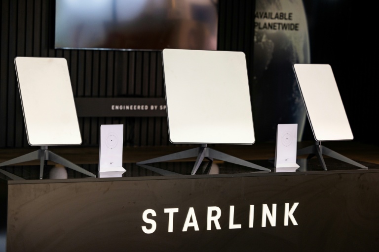 Des antennes satellites Starlink exposée lors d'une foire à Berlin, le 31 août 2023