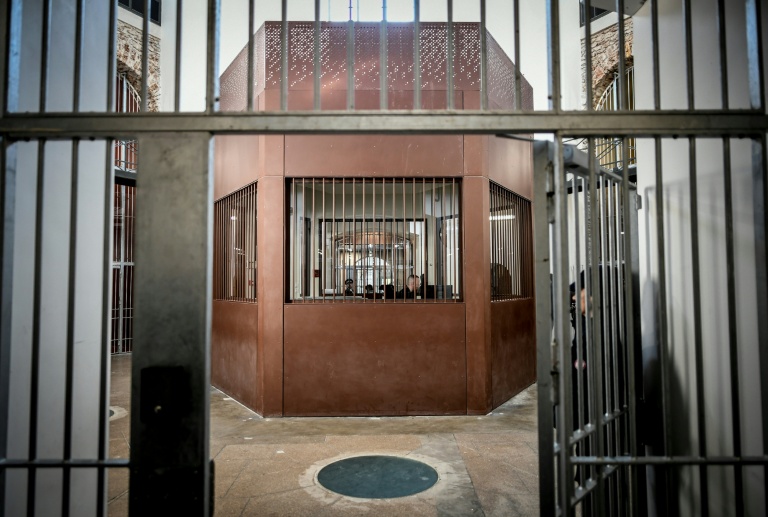 Un gardien à la prison de la Santé à Paris, le 12 avril 2019