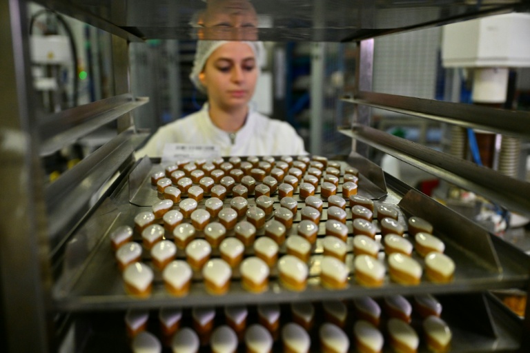 Une employée travaille à la fabrication de calissons dans l'atelier de production du Roy René à Aix-en-Provence, dans les Bouches-du-Rhône, le 18 novembre 2025