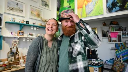 La bijoutière Roxana Saraev et son mari Claudiu dans leur boutique à Sulina le 9 mai 2026 en Roumanie
