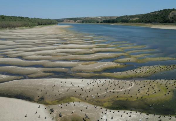 Les rives asséchées du Danube à Rasova, en Roumanie, le 13 août 2026