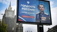 Une affiche sur laquelle on peut lire "La fierté de la Russie" présentant un capitaine de l'armée russe participant à l'offensive en Ukraine, à Moscou le 22 juillet 2025
