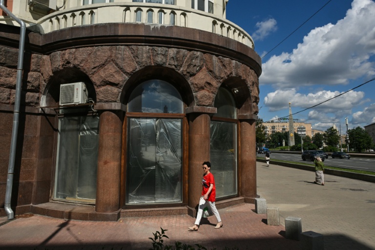 Une enseigne fermée à Moscou, le 28 juin 2026
