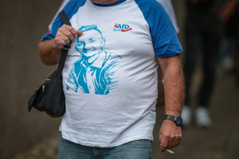 Un participant portant un tee-shirt à l'effigie d'Ulrich Siegmund, principal candidat du parti d'extrême droite AfD aux élections régionales de Saxe-Anhalt, arrive à un meeting électoral à Haldensleben (est de l'Allemagne), le 1er septembre 2026