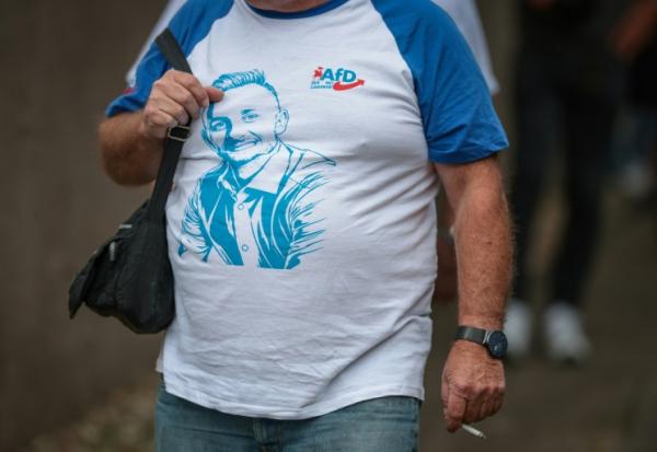 Un participant portant un tee-shirt à l'effigie d'Ulrich Siegmund, principal candidat du parti d'extrême droite AfD aux élections régionales de Saxe-Anhalt, arrive à un meeting électoral à Haldensleben (est de l'Allemagne), le 1er septembre 2026