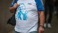 Un participant portant un tee-shirt à l'effigie d'Ulrich Siegmund, principal candidat du parti d'extrême droite AfD aux élections régionales de Saxe-Anhalt, arrive à un meeting électoral à Haldensleben (est de l'Allemagne), le 1er septembre 2026