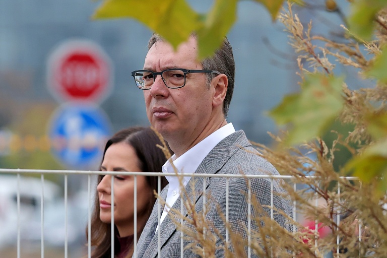 L'ancien président serbe Aleksandar Vucic, candidat aux législatives attendant à l'entrée d'un bureau de vote à Belgrade le 25 octobre 2026. 