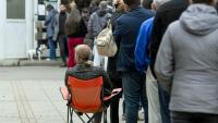 Les électeurs font la queue à Novi Sad, en Serbie, pour voter aux législatives le 25 octobre 2026.