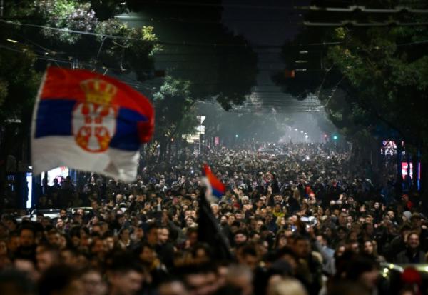 Les partisans de l'opposition sont massivement descendus dans la rue pour fêter leur victoire aux législatives en Serbie dans la nuit du 25 au 26 octobre 2026