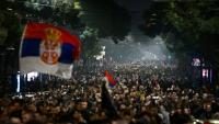 Les partisans de l'opposition sont massivement descendus dans la rue pour fêter leur victoire aux législatives en Serbie dans la nuit du 25 au 26 octobre 2026
