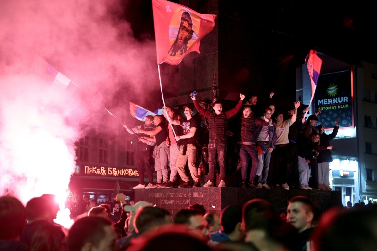 Des partisans de l'opposition célébrant sa victoire à Nis, en Serbie, dans la nuit du 25 au 26 octobre.