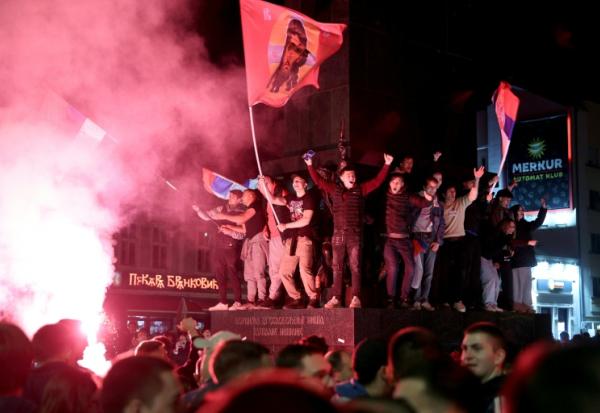 Des partisans de l'opposition célébrant sa victoire à Nis, en Serbie, dans la nuit du 25 au 26 octobre.