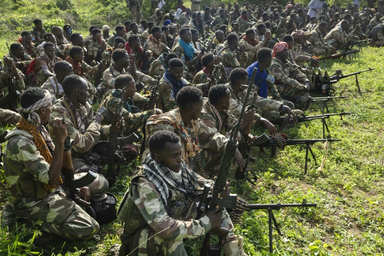 Des soldats de l'armée nationale de Somalie (SNA) à Awdheegle, une des localités récemment reprises aux rebelles islamistes shebab, le 11 novembre 2025 