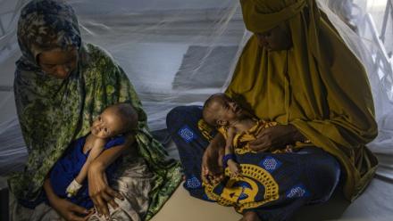 Des femmes somaliennes récemment déplacées tiennent dans leurs bras leurs bébés souffrant de malnutrition sévère dans un centre de santé, à Kismayo, le 22 avril 2026 