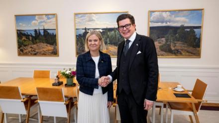 Le chef du Parlement suédois Andreas Norlén reçoit la cheffe des sociaux-démocrates Magdalena Andersson, à Stockholm, le 18 septembre 2026