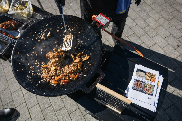 Préparation d'un plat à Hägersten, au sud de Stockholm, lors d'une initiative visant à sensibiliser aux repas qui peuvent être préparés dans des conditions d'état d'urgence, le 23 septembre 2025 en Suède