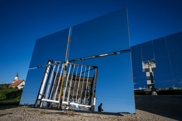 Des miroirs de fours à concentration solaire de l'entreprise Panatère, à La Chaux-de-Fonds, en Suisse, le 2 octobre 2025 