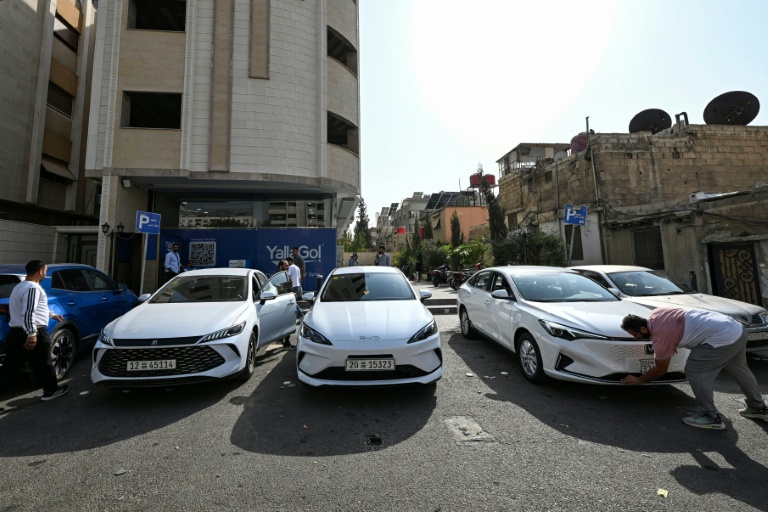 Des véhicules hybrides rechargeables (PHEV) utilisés par l'application de taxis 
