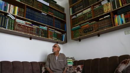 Mustafa Khaled Alwan devant sa bibliothèque, à son domicile à Homs, en Syrie, le 19 septembre 2026