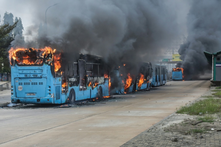 Des bus incendiés lors des troubles à Dar es Salaam le 29 octobre 2025, en Tanzanie