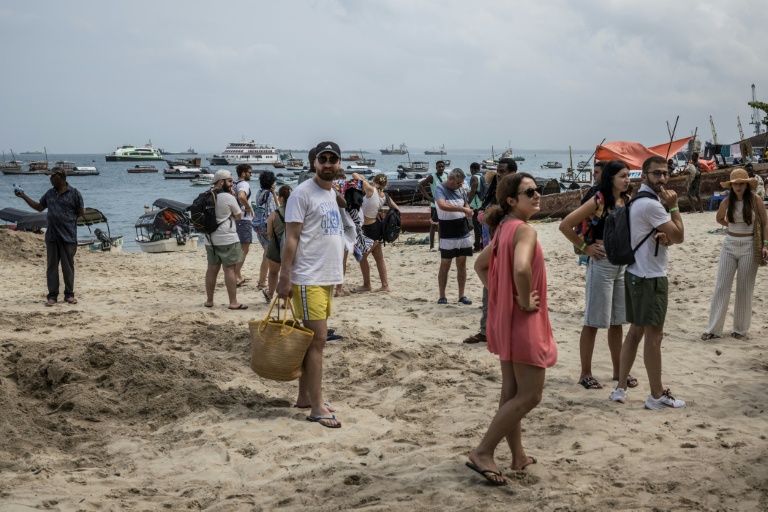 Des touristes sur la plage de Stone Town, en Tanzanie, le 24 octobre 2025