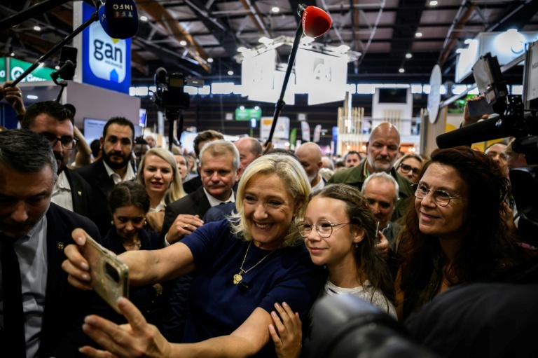 Marine Le Pen, candidate du RN à la présidentielle, fait un selfie avec des sympathisantes lors de sa visite au Sommet de l'élevage à Cournon-d'Auvergne, le 7 octobre 2026 dans le Puy-de-Dôme