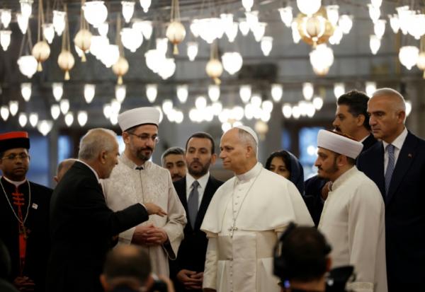 Le pape Léon XIV visite la Mosquée bleue à Istanbul, le 29 novembre  2025, au troisième jour de sa visite en Turquie