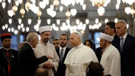 Le pape Léon XIV visite la Mosquée bleue à Istanbul, le 29 novembre  2025, au troisième jour de sa visite en Turquie