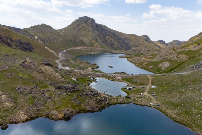 Des lacs dans les montagnes de la province de Hakkari, au sud-est de la Turquie, le 12 juillet 2025