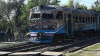 Dans la région de Kharkiv en Ukraine, un train de banlieue détruit par un tir de drone russe qui a fait un mort et huit blessés, le 18 septembre 2026