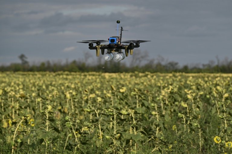 Un drone FPV utilisé par le 3e corps d'armée ukrainien transportant des bouteilles d'eau qui imitent une charge de combat, lors d'un vol d'entraînement dans un lieu non dévoilé d'Ukraine, le 12 août 2025