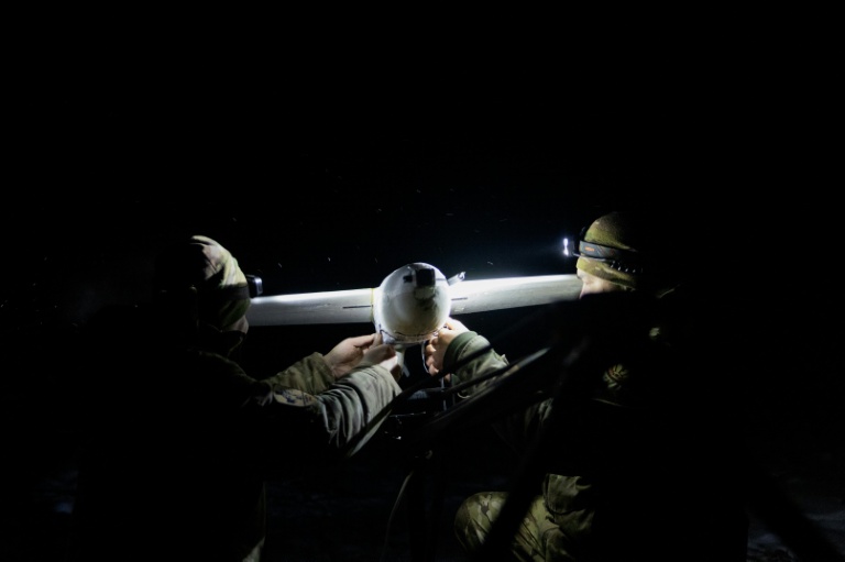 Des membres la 18e brigade de la Garde nationale ukrainienne de Sloviansk s'apprêtent à lancer un intercepteur de drones dans la région orientale ukrainienne de Donetsk, le 22 janvier 2026