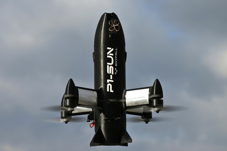 Un intercepteur de drones P1-Sun lors d'un vol d'essai, dans un lieu non divulgué en Ukraine, le 19 mars 2026